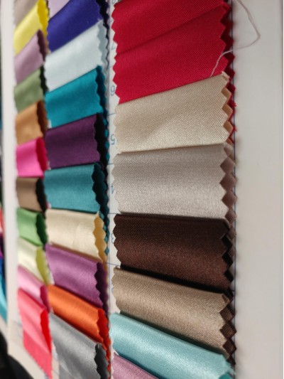 GZ-JNNU  彈力仿真絲  彈力色丁 畢業袍 後面照